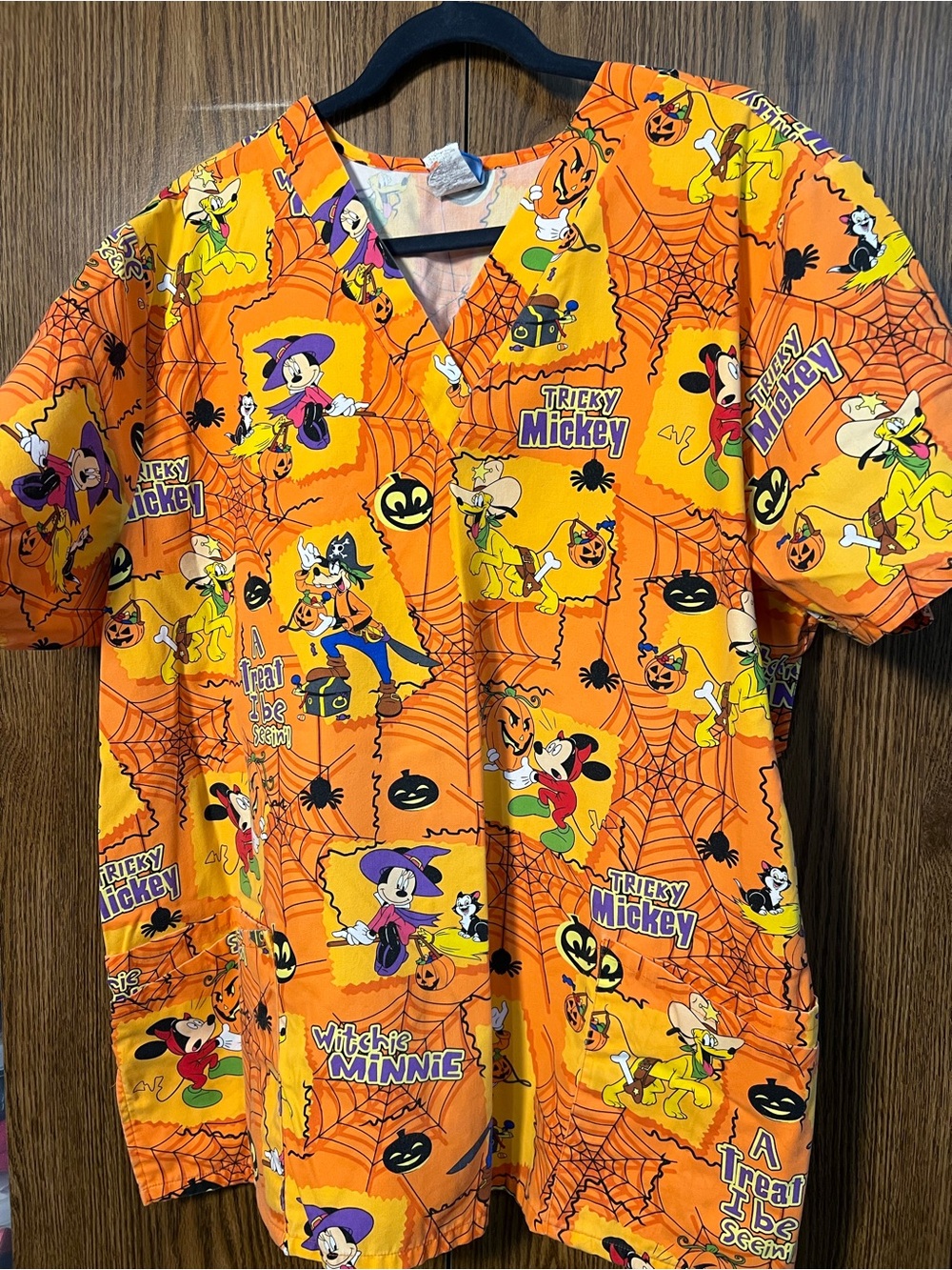 Disney Halloween Scrub Shirt 2XL Mickey Mouse Figaro Minnie Goofy Pluto V-Neck